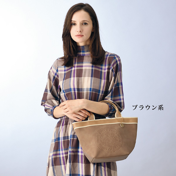 ロゴエンボス手提げバッグ