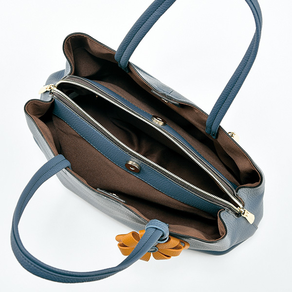 フラワーモチーフ付牛革3層式バッグ
