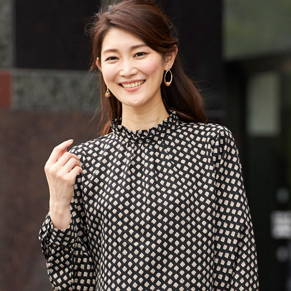 小紋柄フリル衿ハイネックブラウス◎